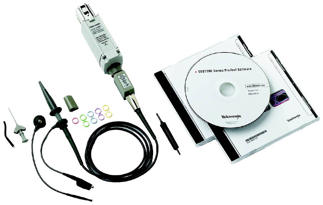 Accessoires et logiciel de l'appareil de mesure : Sonde d'oscilloscope avec câbles, bagues de couleur, deux CD au premier plan sur fond blanc.