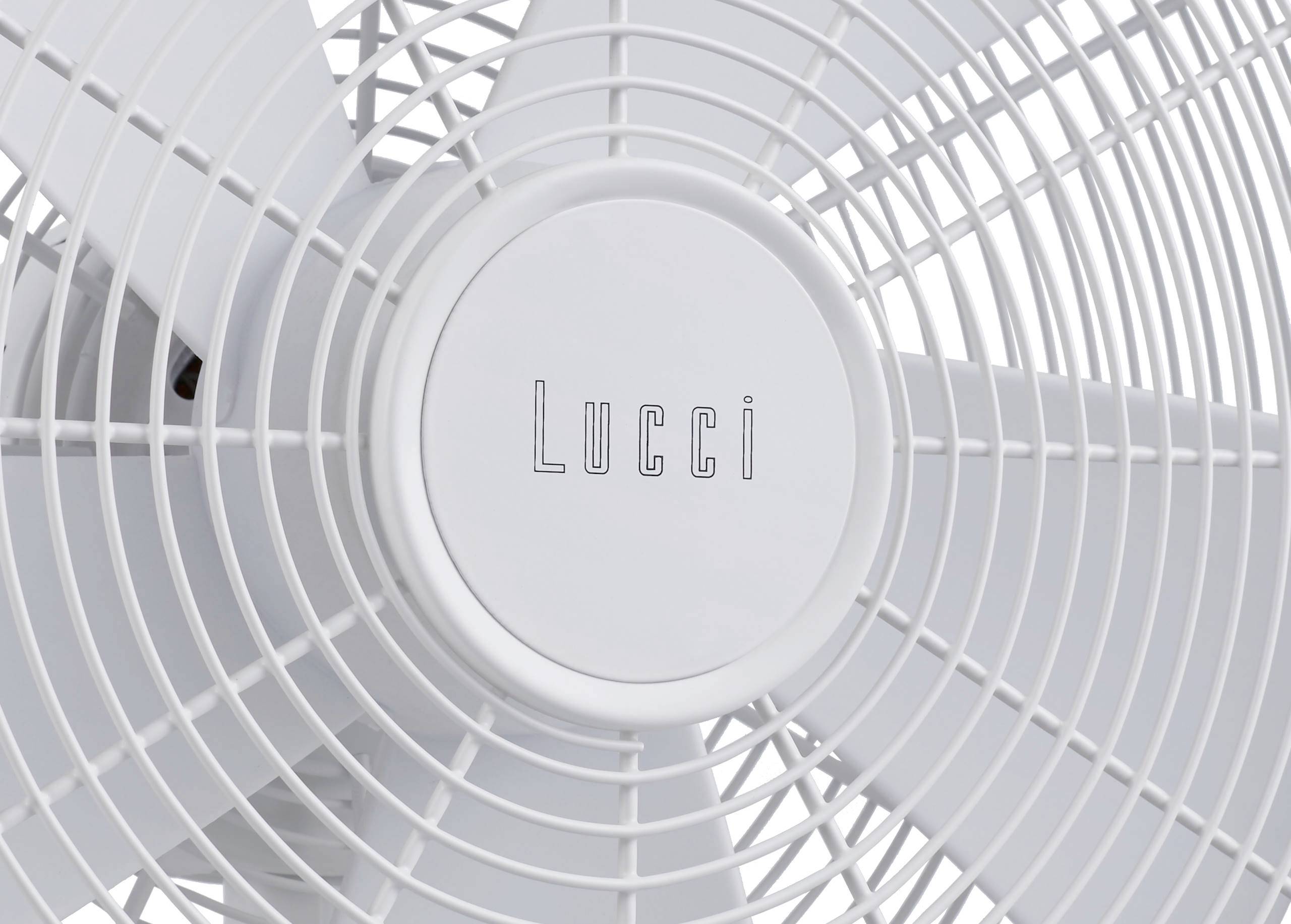 Gros plan sur un ventilateur avec des pales blanches et l'inscription 'Lucci' au centre.