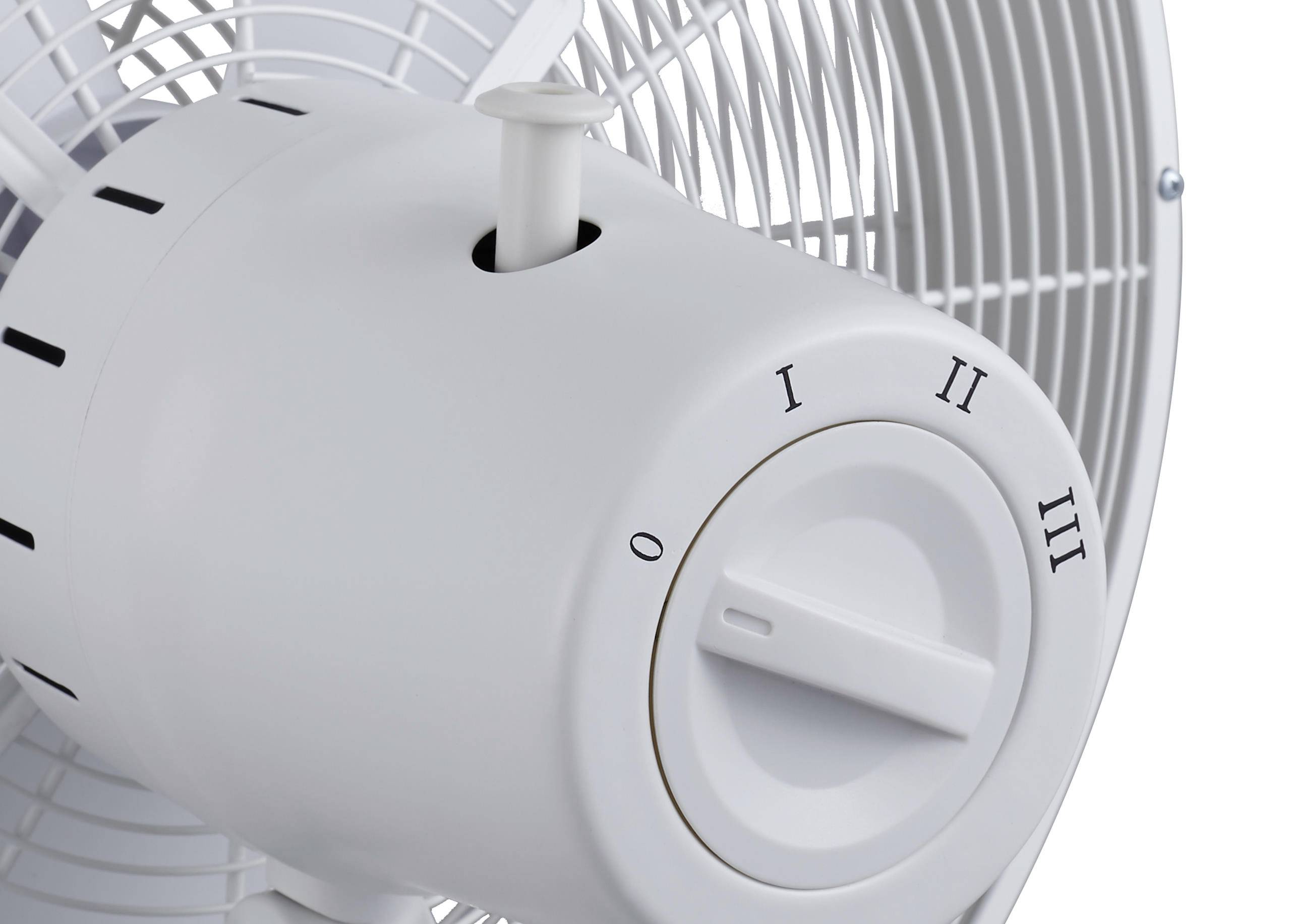 Un ventilateur doté d'un commutateur rotatif présente les réglages : 0, I, II et III pour différents niveaux de vitesse.