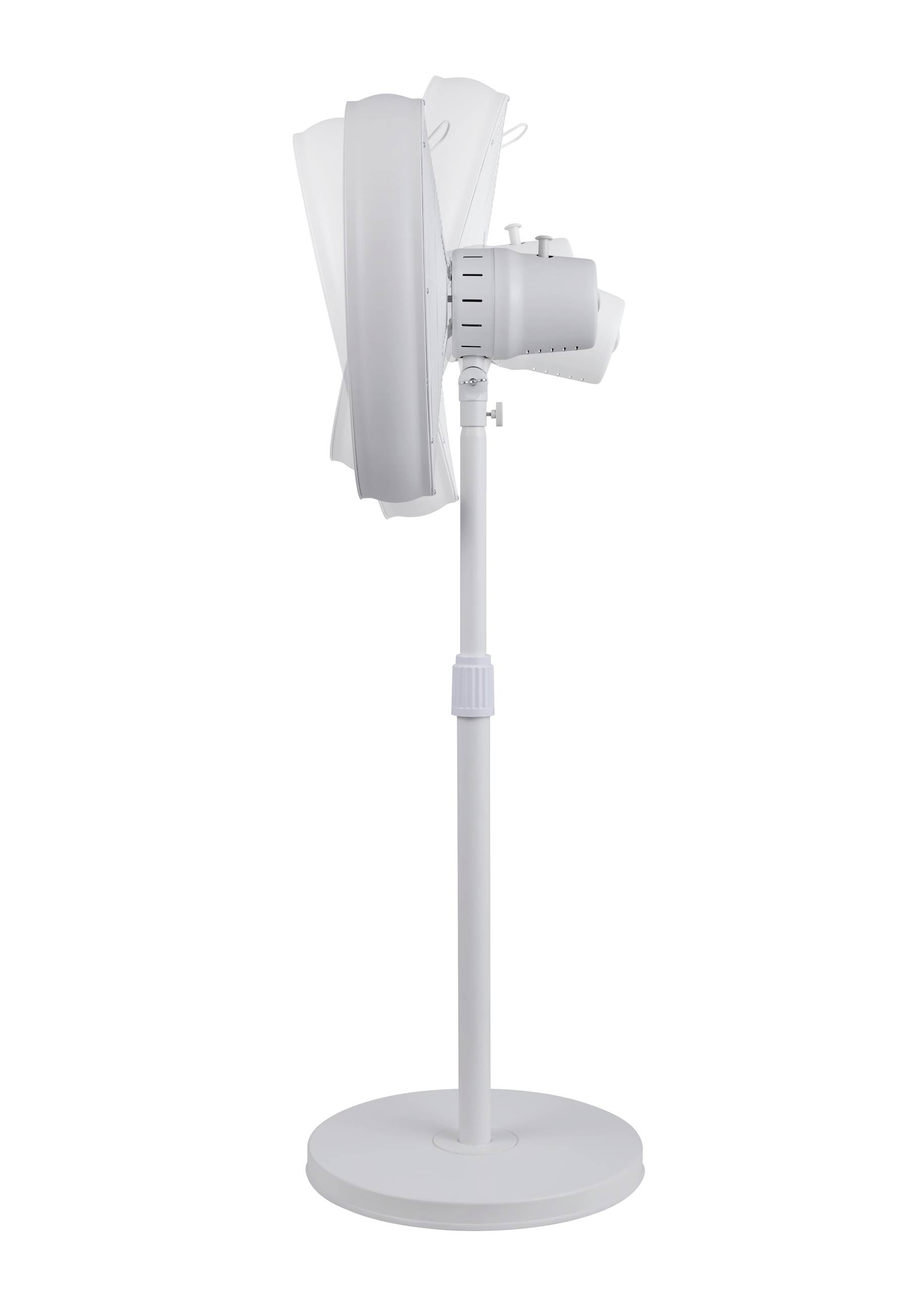 Vue latérale d'un ventilateur sur pied blanc avec des pales en mouvement. Le ventilateur est droit, posé sur un socle rond.