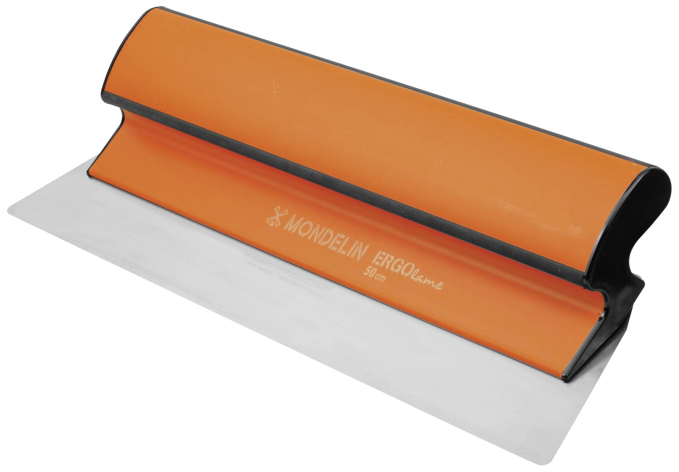 Un outil de lissage orange avec une large lame et une poignée ergonomique, adapté pour lisser les surfaces.