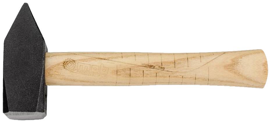 Un marteau avec un manche en bois et une tête noire pointue. Le manche comporte des lignes de mesure pour déterminer la longueur. L'outil est posé sur un fond blanc.