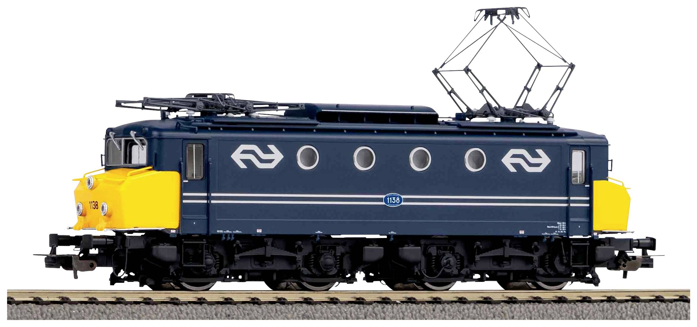 Une locomotive bleue avec des extrémités jaunes roulant sur des rails, arborant le logo d'une compagnie ferroviaire sur son flanc.