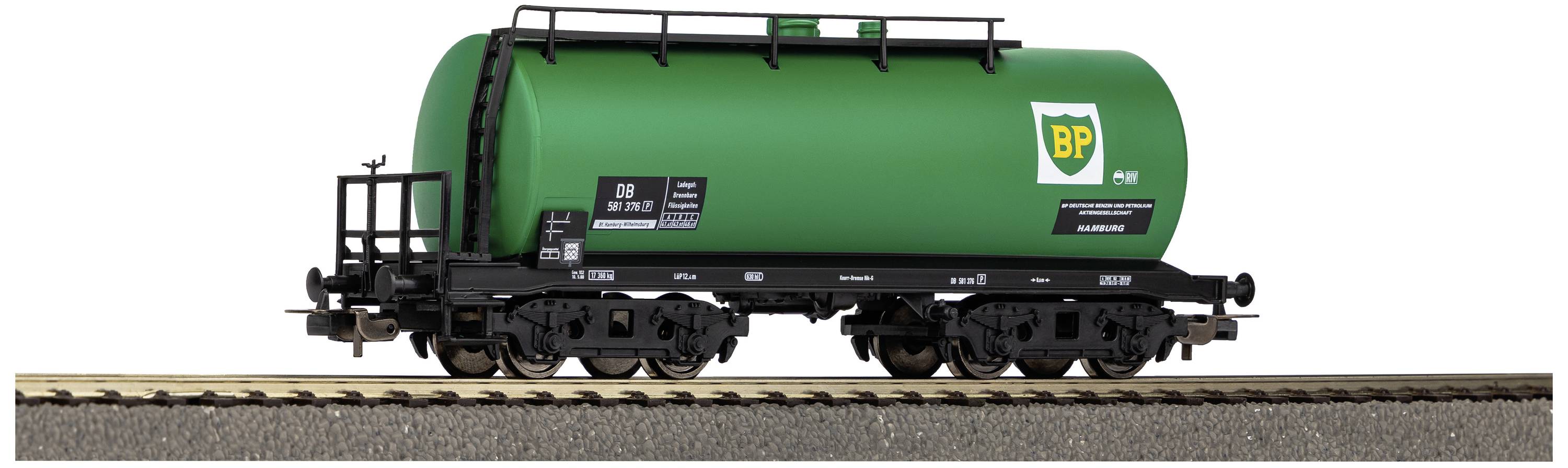 Wagon-citerne vert de la marque BP sur un réseau ferroviaire miniature, vue détaillée des inscriptions et du châssis.