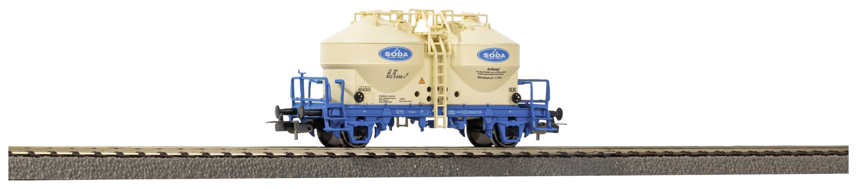 Wagon à deux essieux en crème et bleu sur une section de voie ferrée.