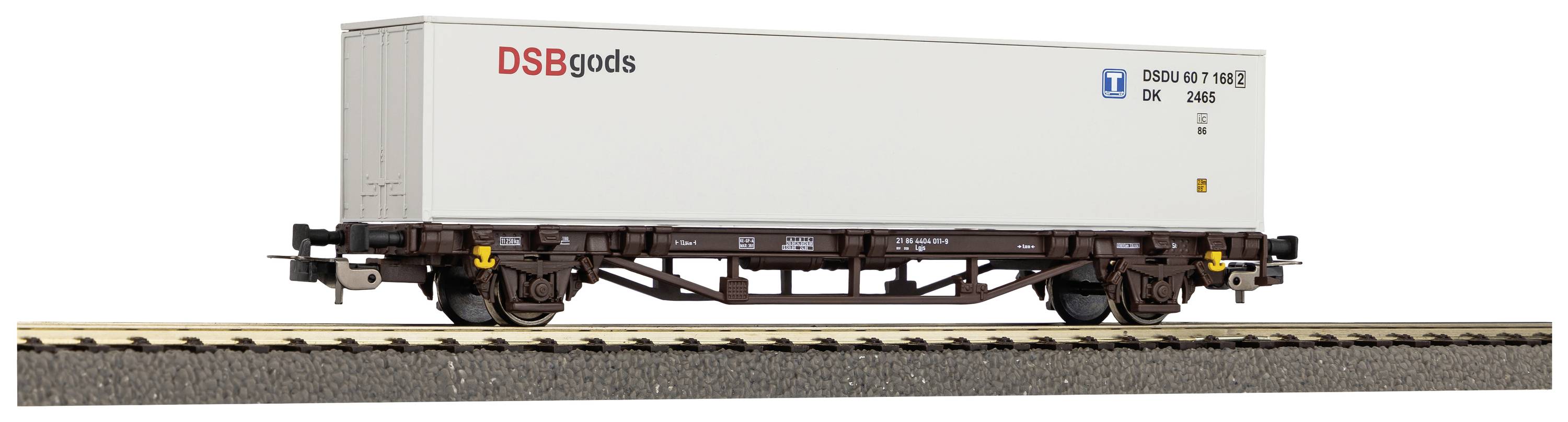 Un conteneur de fret blanc de DSBgods est stationné sur une voie ferrée. Le conteneur porte des inscriptions en noir et rouge.