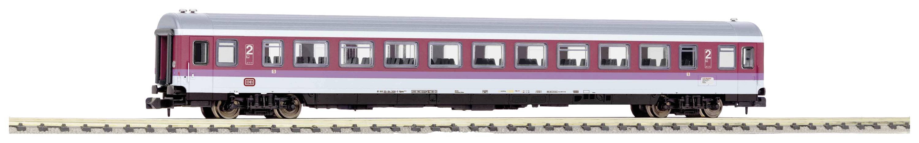Une voiture de train miniature en argent et rouge est posée sur une voie ferrée. La voiture possède plusieurs fenêtres et un '2' est visible.
