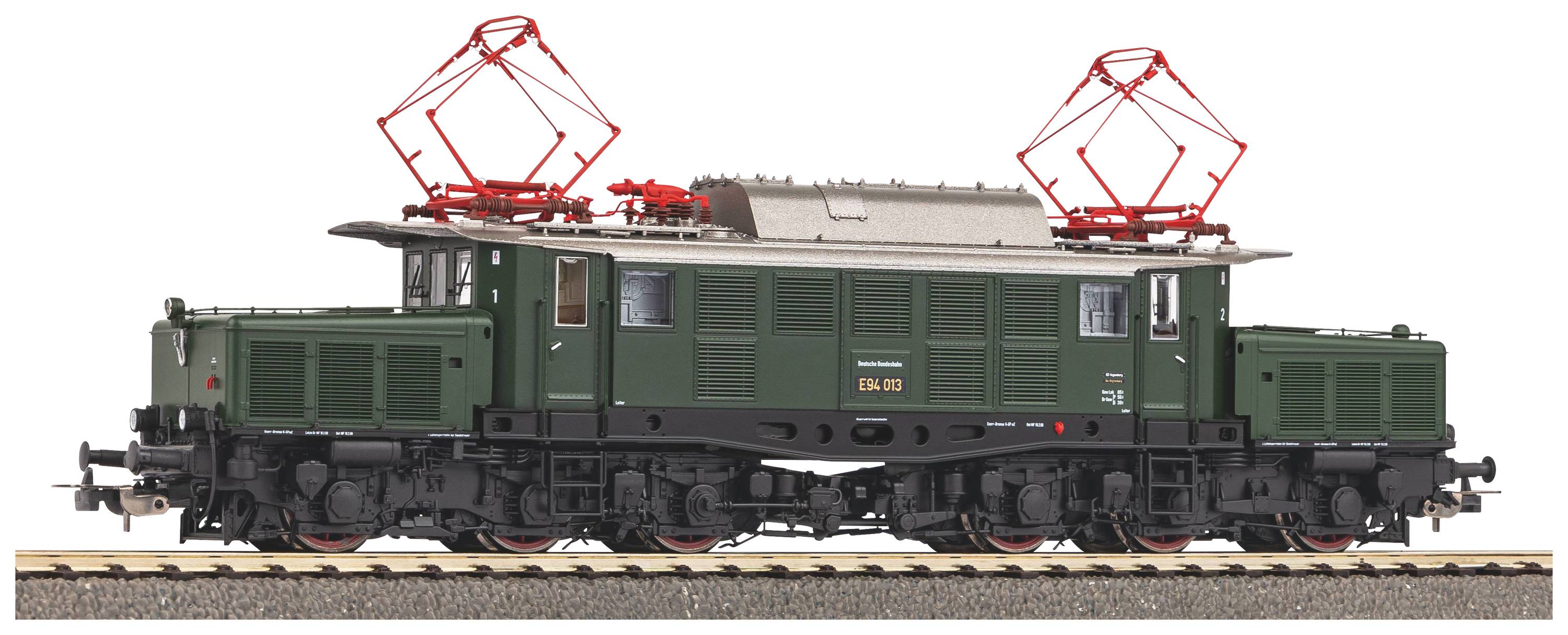 Un modèle vert d'une locomotive électrique sur des rails, avec des pantographes rouges sur le toit, révèle des détails techniques.
