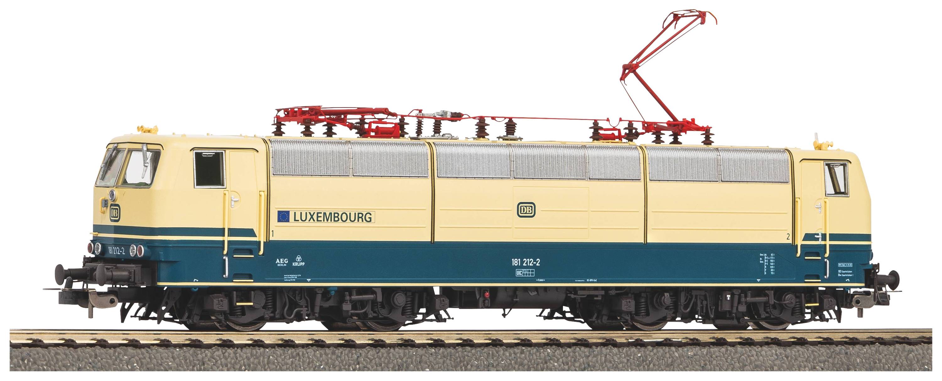 Un modèle d'une locomotive électrique luxembourgeoise à l'échelle, peinte en beige et bleu, sur une voie ferrée.