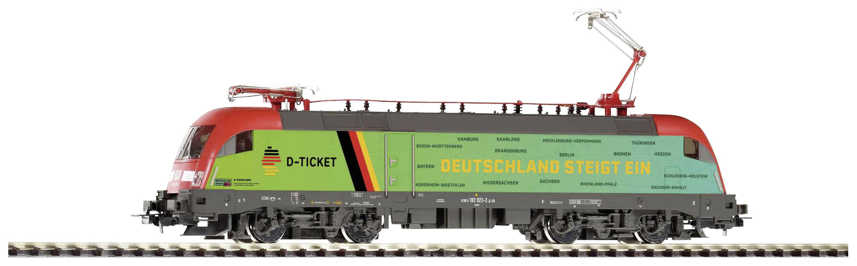 Locomotive avec l'inscription « L'Allemagne monte à bord », peinte en vert et rouge. Train avec le logo du billet D, roulant sur des rails.