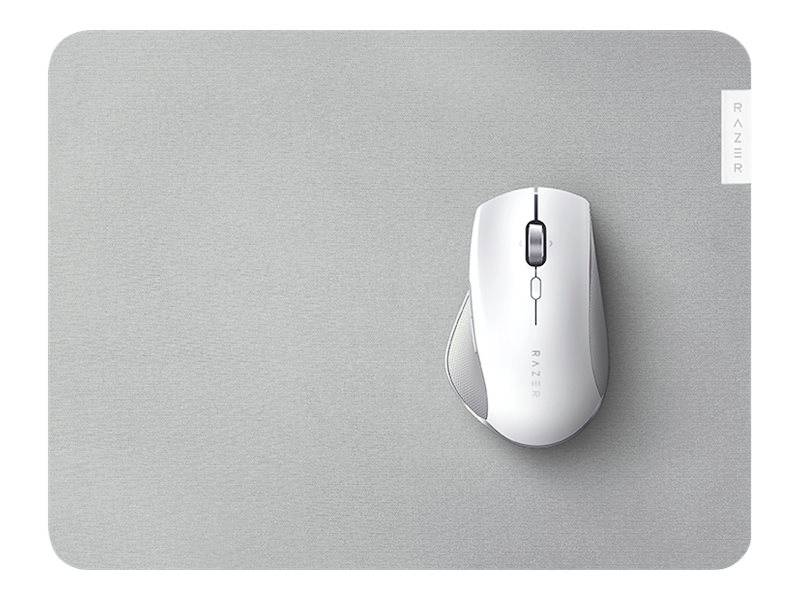 Souris blanche sans fil sur un tapis de souris gris, design minimaliste de Razer.