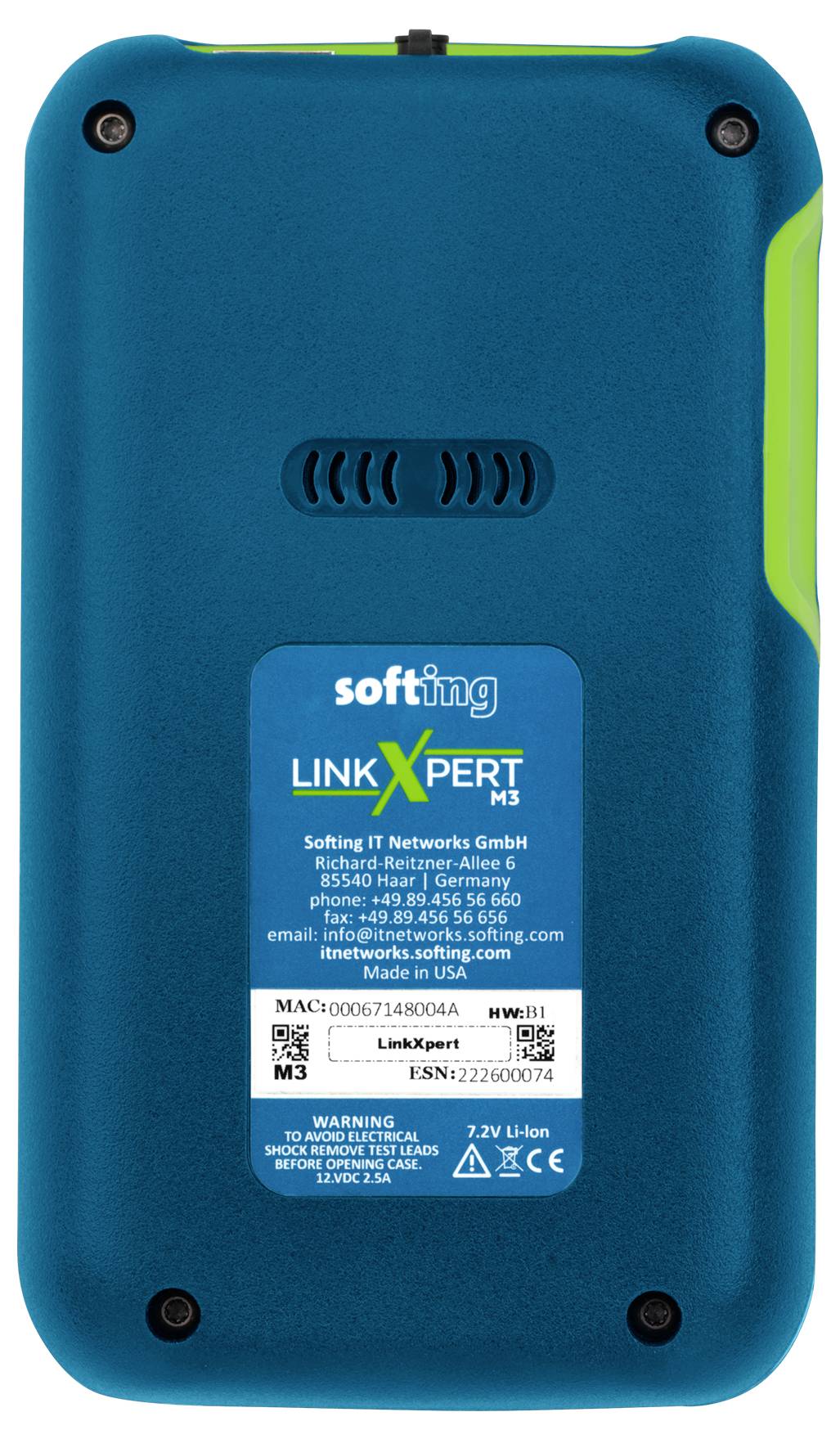 Rückansicht eines blauen Softing LINXPERT M3 Industrie-Netzwerkgeräts mit Etikett, Lüftungsöffnungen, Befestigungsschrauben und limegrünem Seitenakzent.