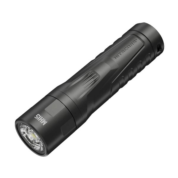 Une lampe de poche noire, marquée 'MH15', est posée horizontalement. La surface est texturée pour une meilleure prise en main.
