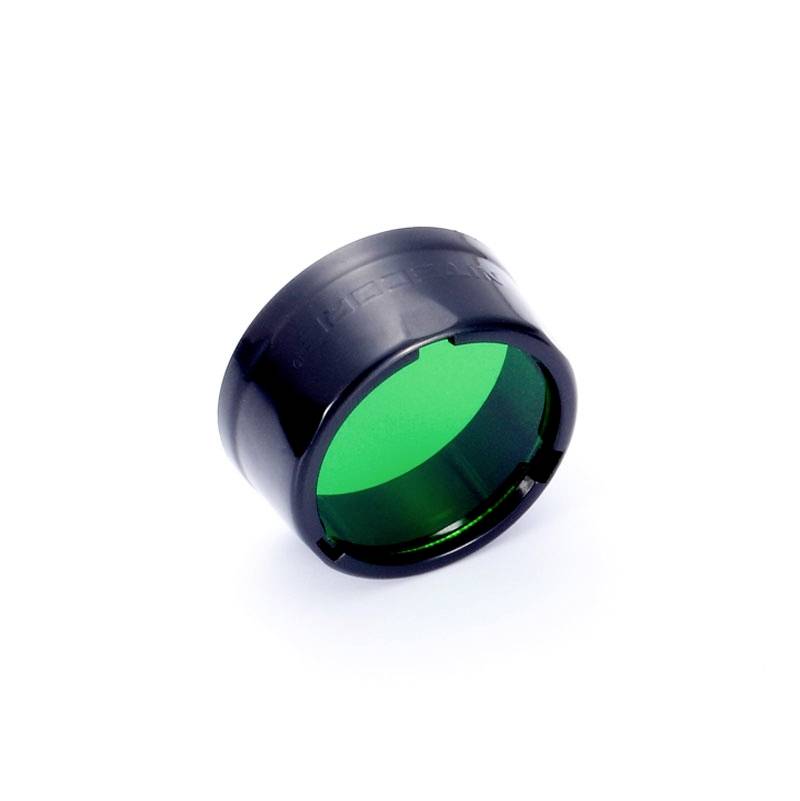 Filtre rond noir avec verre vert, posé sur un fond blanc. Domaine d'application : optique ou photographie.