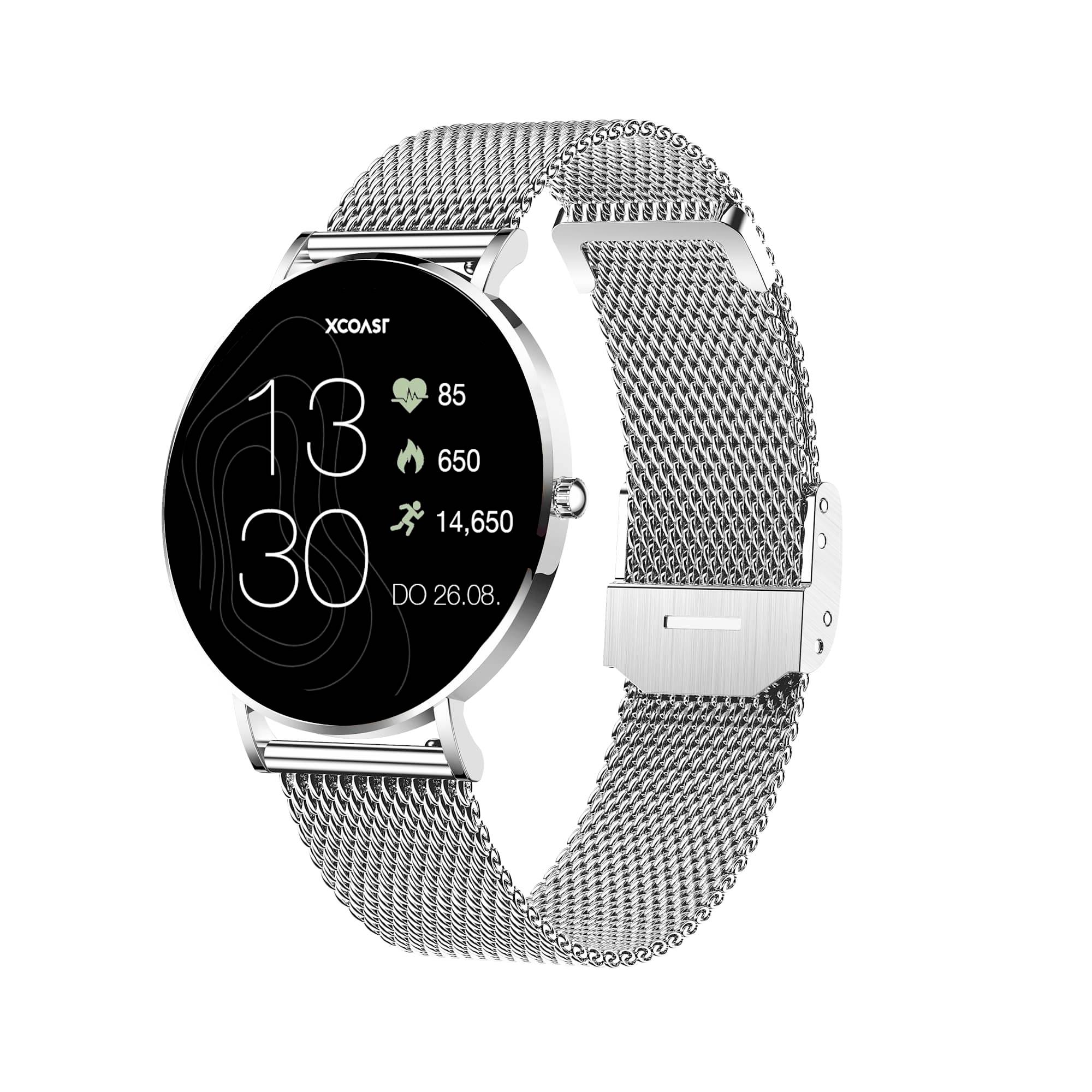Montre connectée au bracelet métallique argenté affichant sur l'écran l'heure 13:30, la fréquence cardiaque 85, les calories 650, les pas 14 650, la date 26.08.