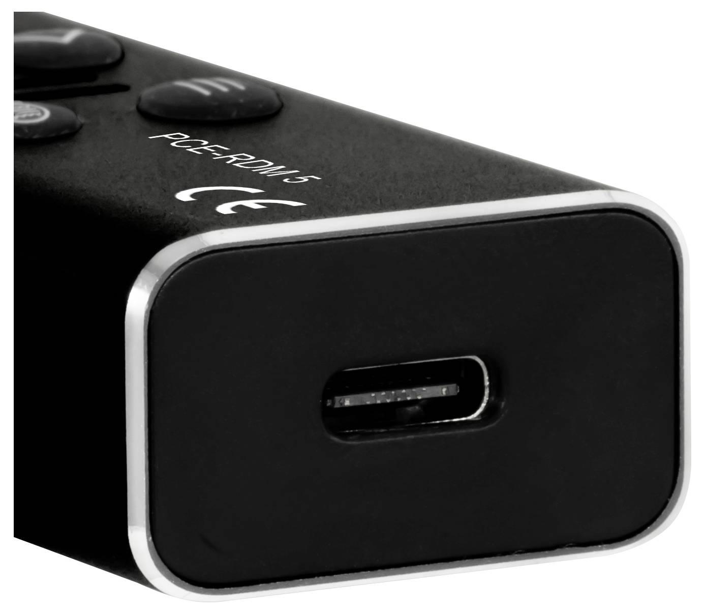 Gros plan d'un chargeur noir ou adaptateur secteur avec un port USB-C et un marquage « CE » sur le boîtier.