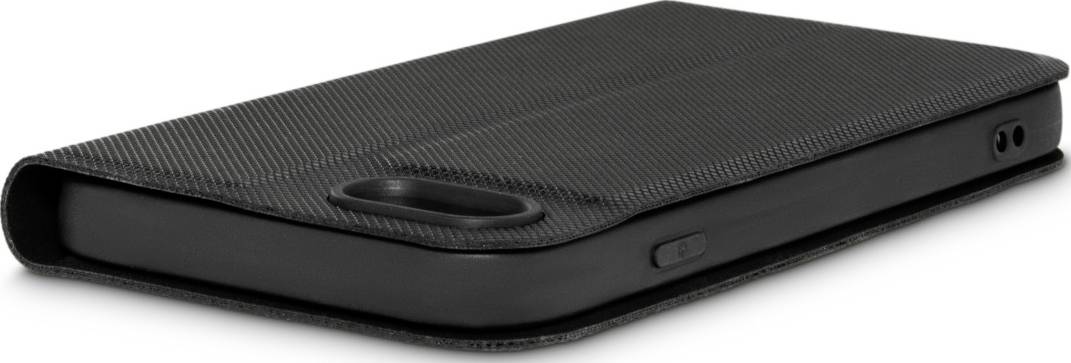 Coque de smartphone noir à surface texturée sur un fond blanc. L'étui est légèrement ouvert, révélant les boutons latéraux.