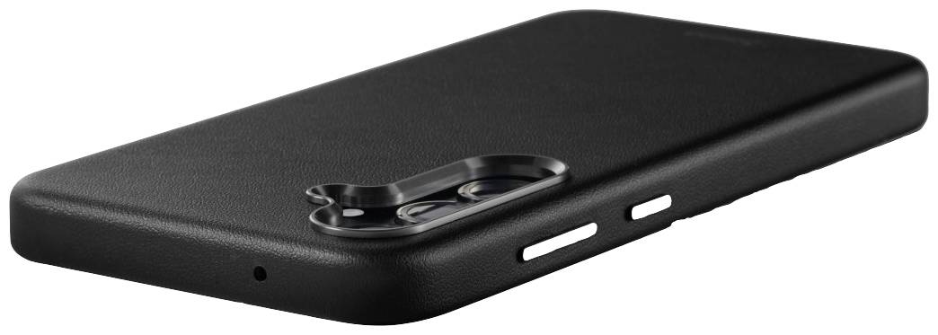 Un smartphone noir dans un étui de protection repose sur une surface. L'étui est lisse et présente des ouvertures pour les caméras et les boutons.