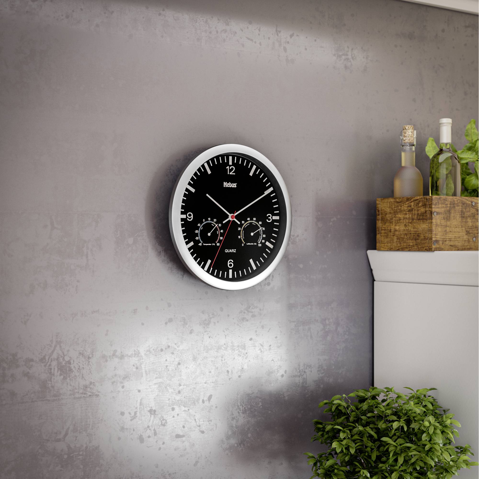 Une horloge murale analogique avec des chiffres noirs sur un fond gris, indiquant 10h10. À côté se trouvent deux bouteilles et une plante.