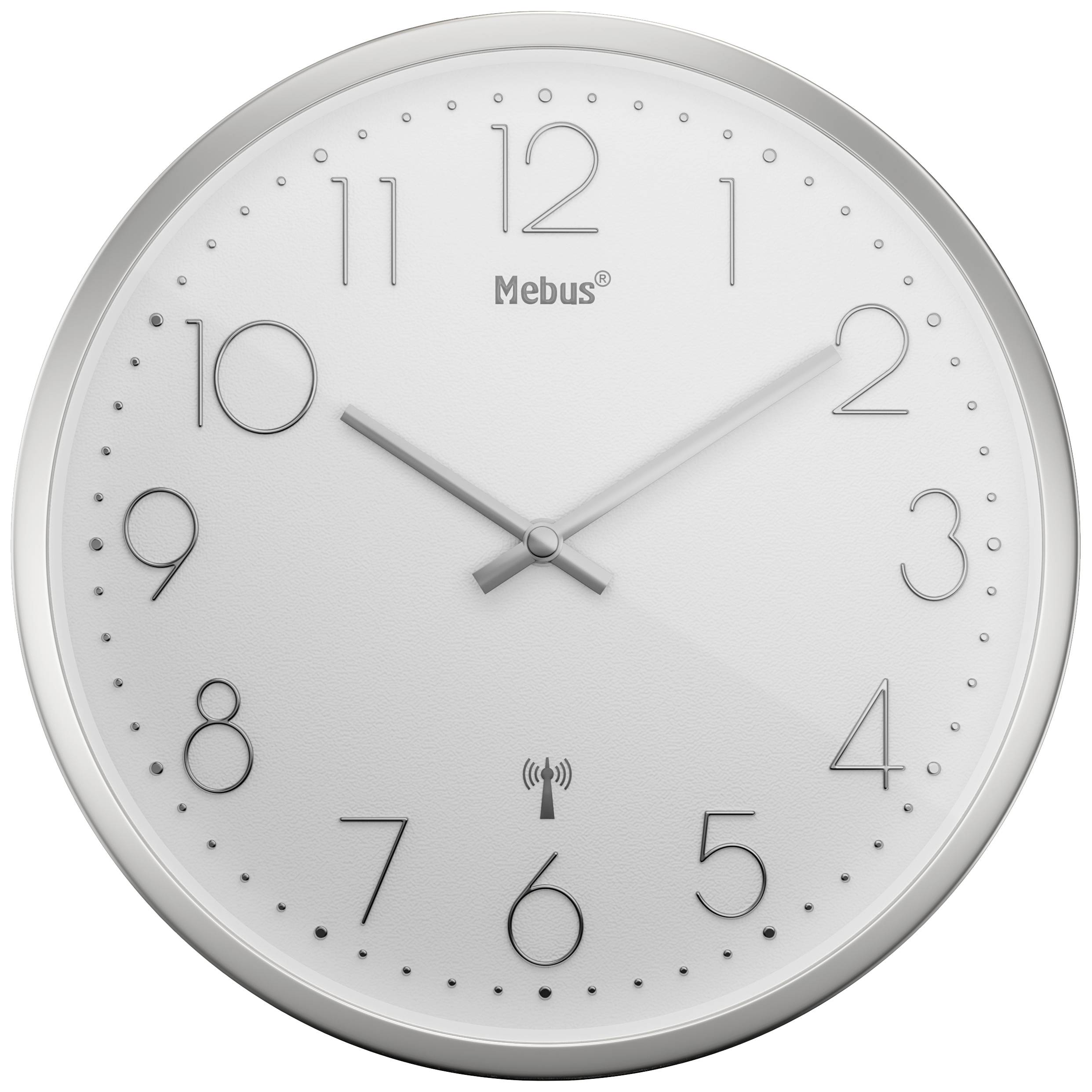 Une horloge murale ronde blanche indique 10h10. Elle possède des aiguilles argentées et des chiffres arabes. La marque 'Mebus' est inscrite sur le cadran.