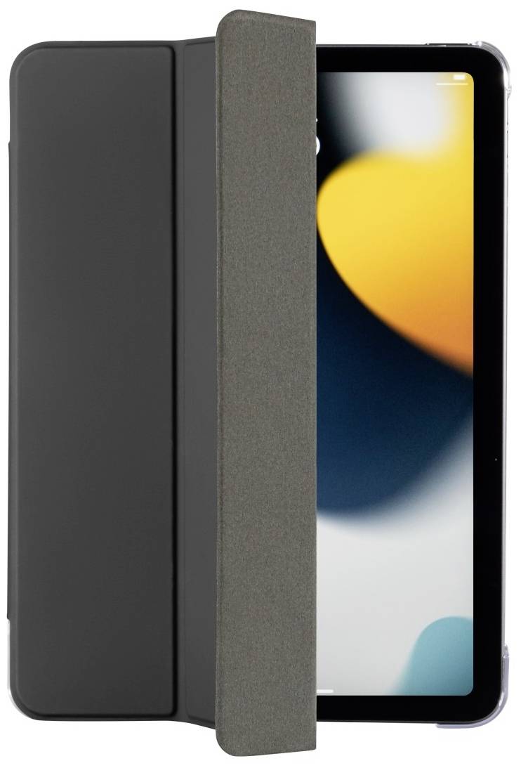 Une tablette avec une housse noire à moitié ouverte, révélant une interface utilisateur colorée et floue.