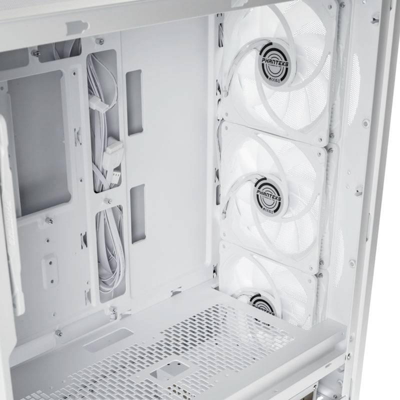 Un boîtier d'ordinateur vide et ouvert avec trois ventilateurs intégrés et des câbles sur le côté. Idéal pour l'assemblage personnalisé d'un PC.
