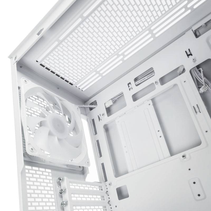 Un boîtier PC vide en blanc avec un ventilateur visible et de l'espace pour la carte mère. Des fentes de ventilation et des découpes pour la gestion des câbles sont visibles.