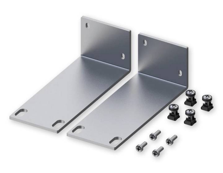 Deux équerres métalliques rectangulaires avec des trous pour la fixation, à côté de vis et d'éléments de fixation sur un fond blanc.