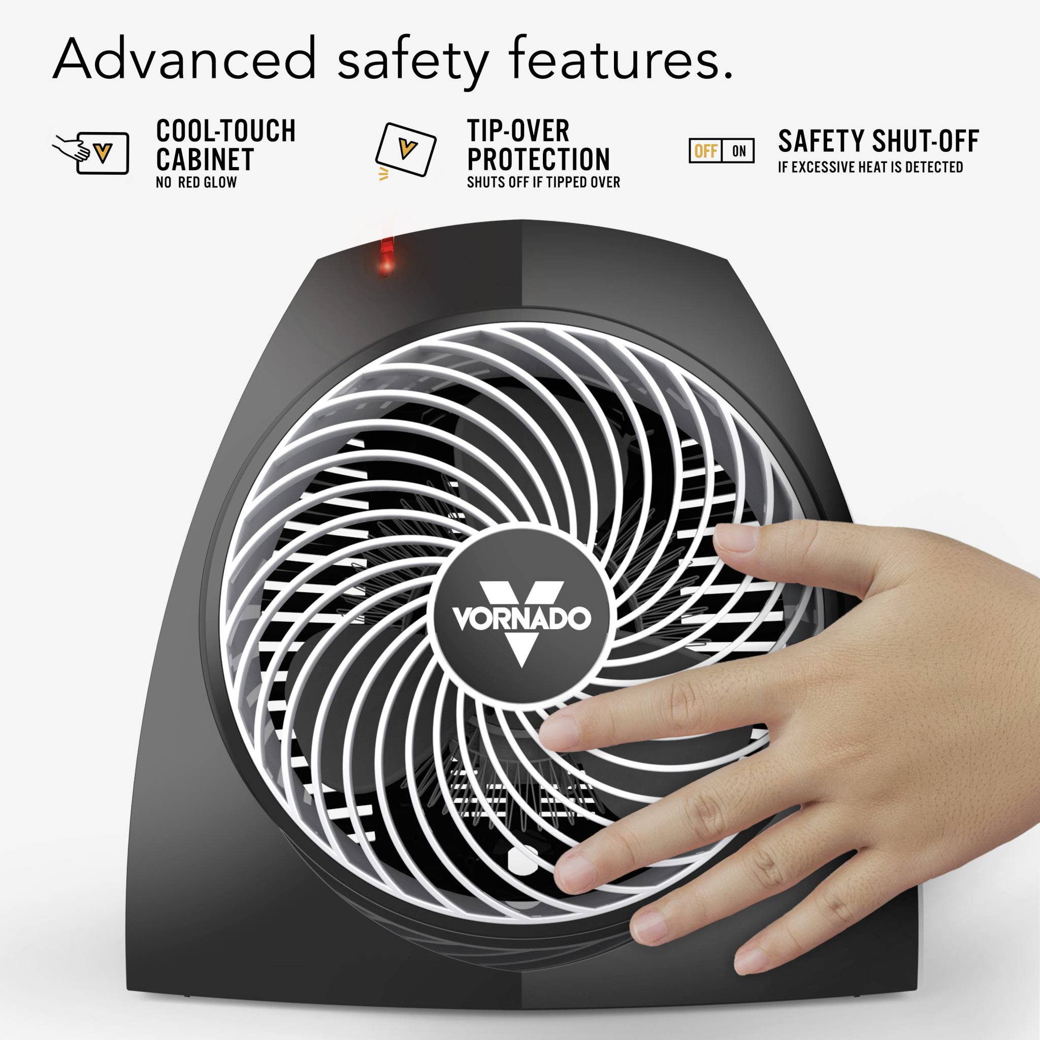 Un ventilateur doté de caractéristiques de sécurité avancées : boîtier semblable à un réfrigérateur, protection contre le basculement et arrêt de sécurité. Une main touche le ventilateur.