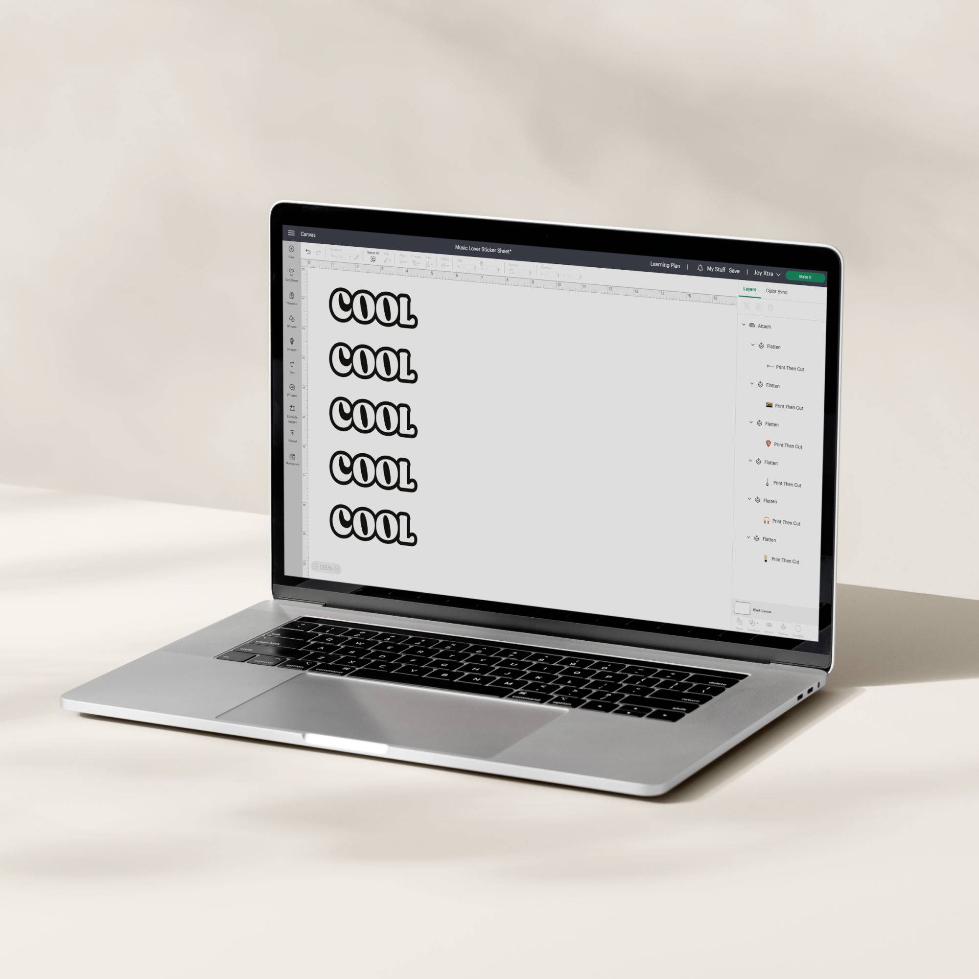 Un ordinateur portable sur une table affiche un programme de design graphique avec le mot 'COOL' écrit verticalement six fois sur l'écran.