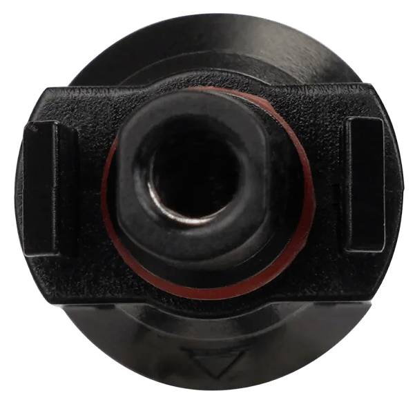 Gros plan d'un connecteur ou port cylindrique noir avec une ouverture centrale et une bague rouge, vu de face.