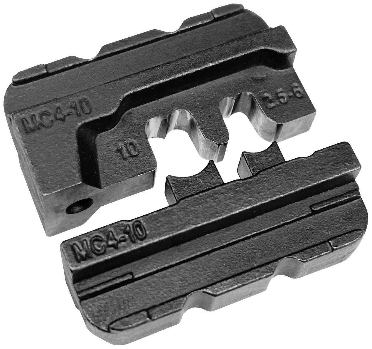 Deux pièces métalliques noires portant l'inscription 'MC4-10' et des chiffres. Les pièces ont des encoches dentelées et sont alignées l'une par rapport à l'autre.