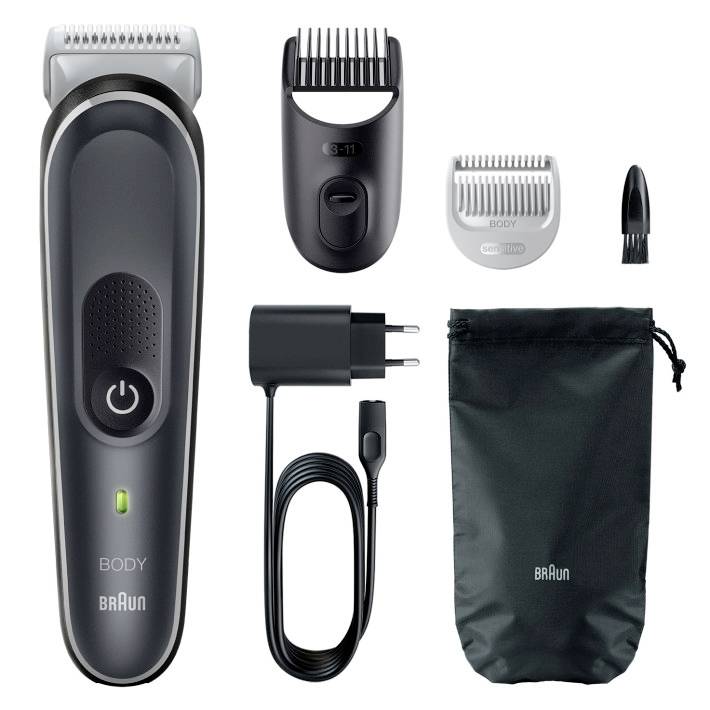 Ensemble de rasage comprenant un rasoir électrique, trois embouts interchangeables, un câble de charge et une pochette de rangement.