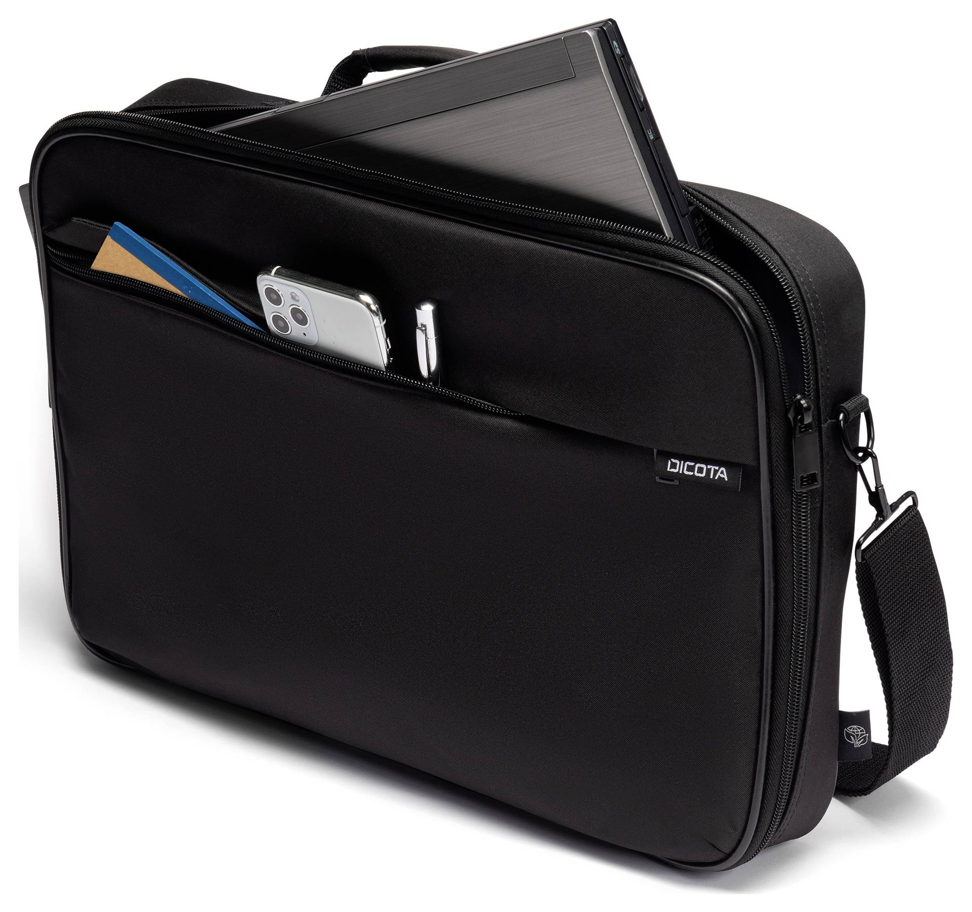 Un sac pour ordinateur portable noir avec une poche latérale contenant un smartphone et des documents, à côté duquel un ordinateur portable est partiellement visible.