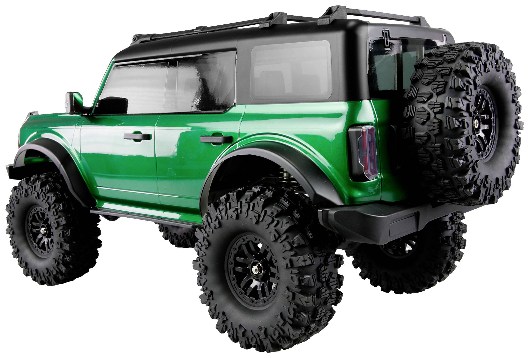 Une voiture miniature verte de style tout-terrain avec de grandes roues et une roue de secours, garée sur une surface claire.
