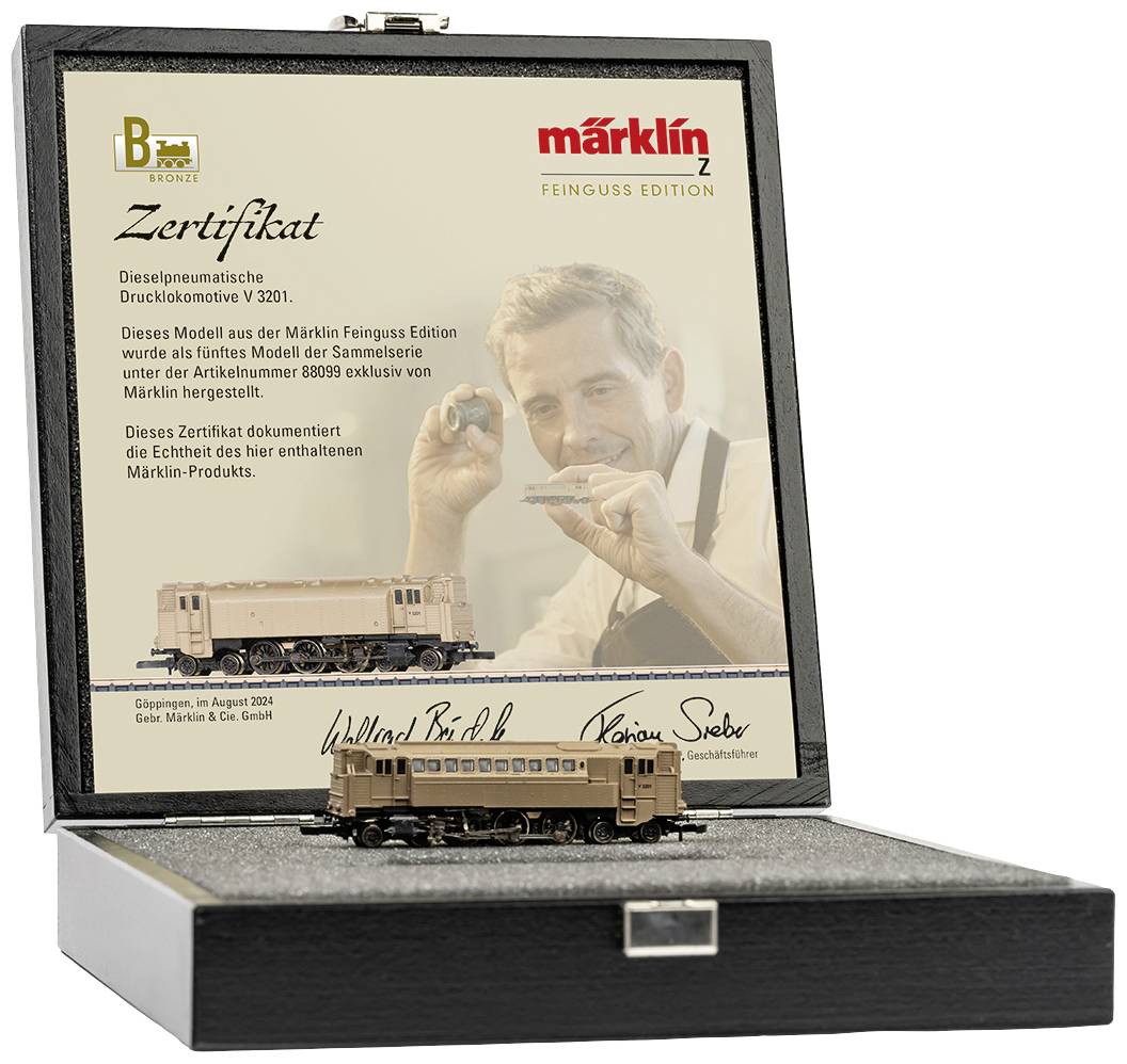 Boîte noire avec un modèle réduit de train et un certificat. Le certificat atteste l'authenticité du modèle de l'édition Märklin en fonte fine.