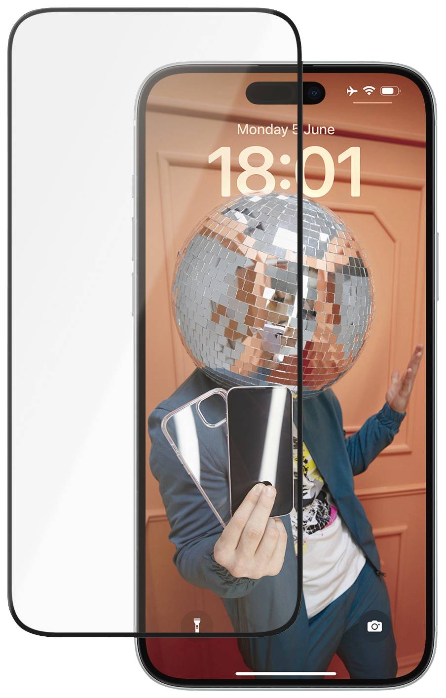 Smartphone avec verre trempé et écran montrant une personne ayant une boule disco à la place de la tête, photographiant son propre reflet. Porte orange en arrière-plan.