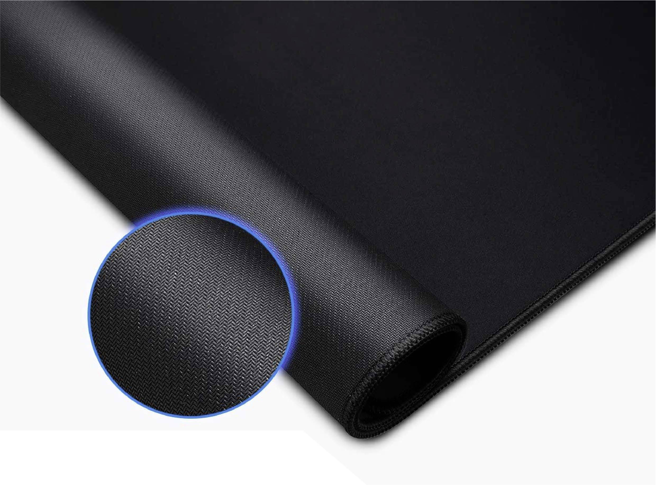 Tapis textile noir enroulé avec un gros plan sur la structure fine du tissu.