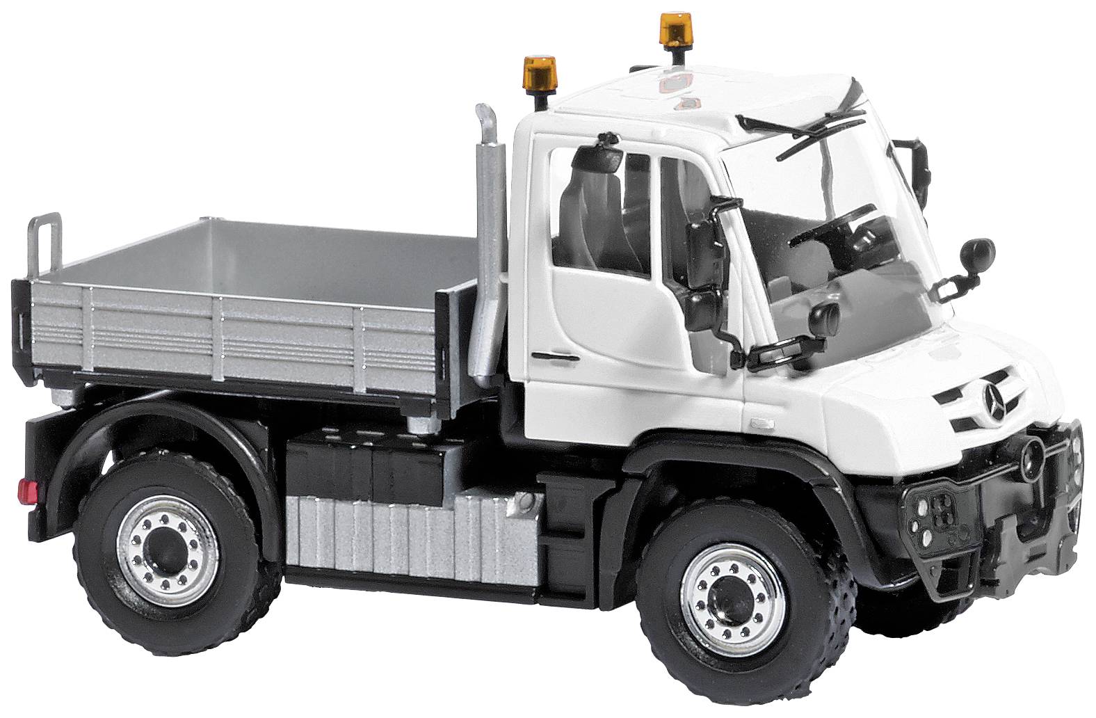 Petit camion blanc à plateau ouvert, adapté aux chantiers ou aux petits transports, représenté sur un fond blanc.