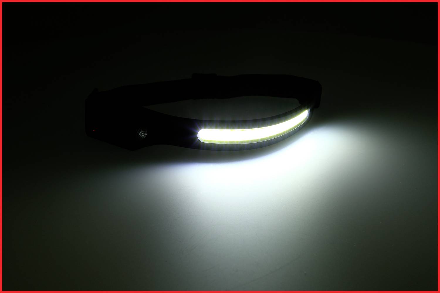 Un bandeau lumineux affiche une bande lumineuse à LED brillante. Il se détache sur un environnement sombre grâce à un fort contraste.