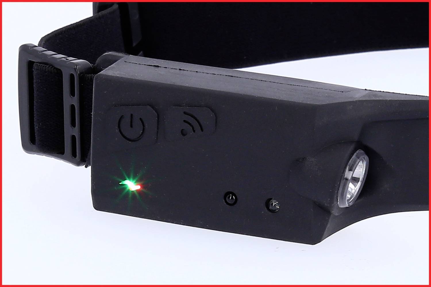 Un bandeau frontal noir avec des boutons de commande et une petite lumière blanche sur le côté, des voyants LED indiquent le statut de fonctionnement.