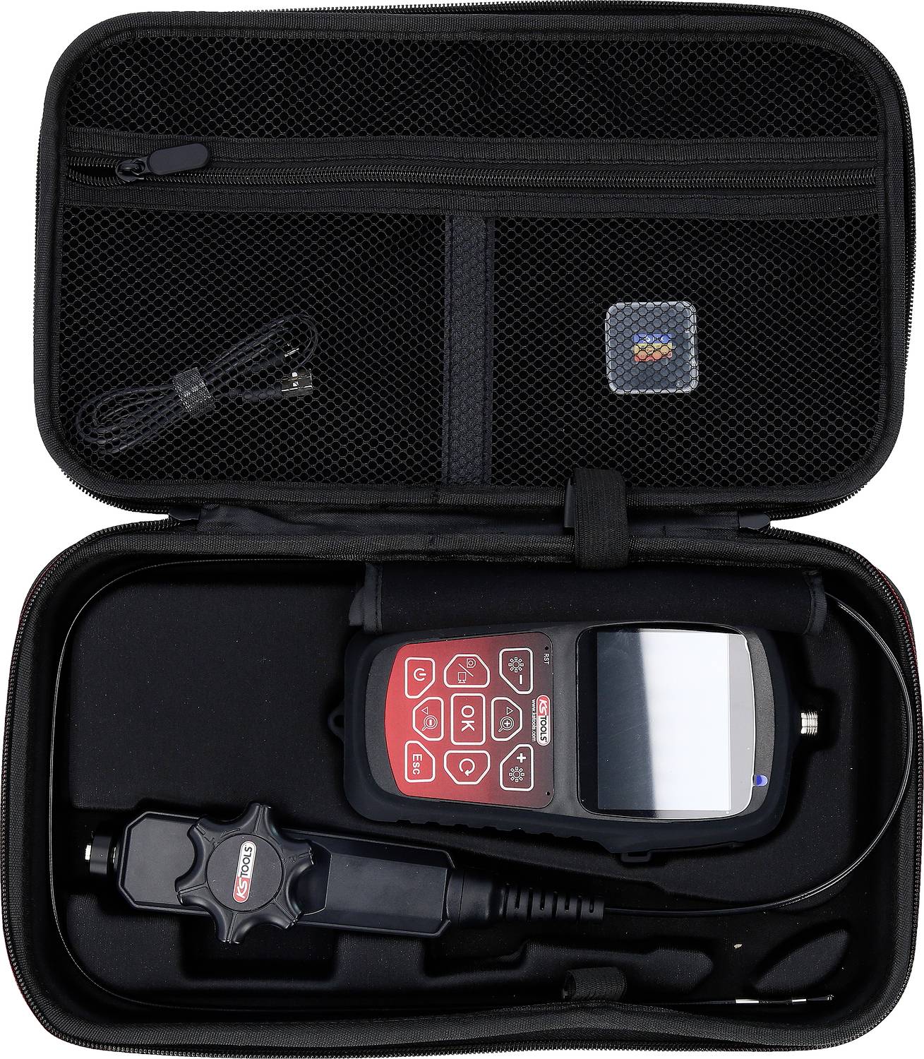 Un appareil de diagnostic portable avec un écran et des commandes rouges dans un étui noir ouvert.