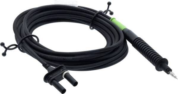 Un câble de mesure noir enroulé, muni de deux fiches à une extrémité et d'une pointe métallique à l'autre, utilisé pour les mesures électriques.
