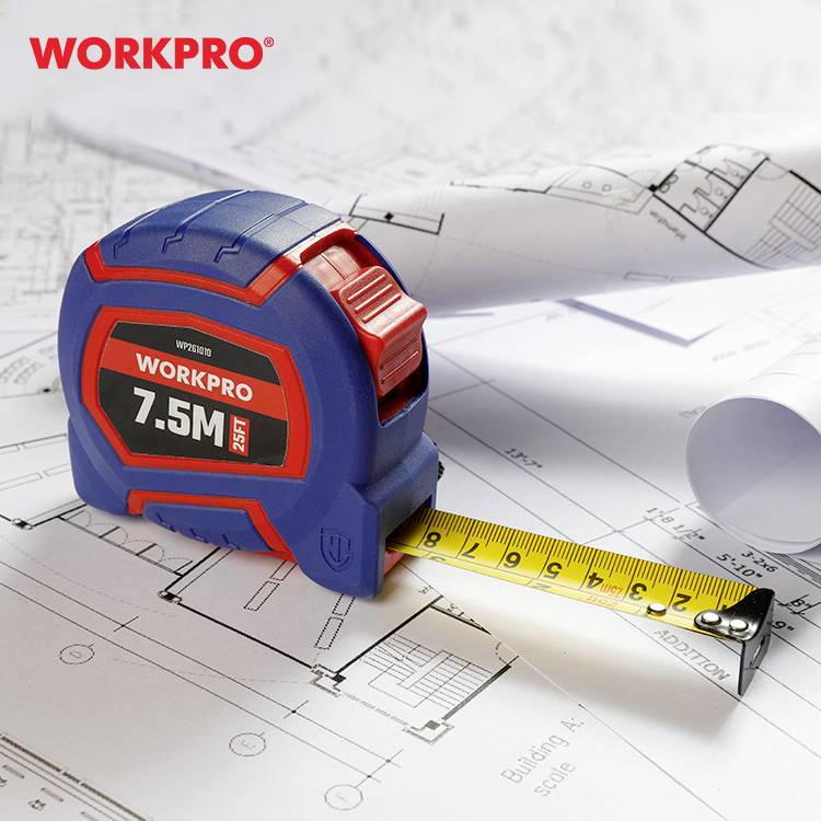 Un mètre ruban bleu et rouge de WORKPRO est posé sur des plans d'architecture. L'inscription '7.5M' est visible. Il symbolise la précision et la planification de construction.