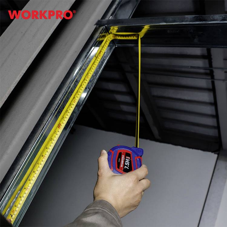 Un mètre ruban mesure la hauteur d'un conduit en acier dans un bâtiment en construction. En haut à gauche, le logo : 'WORKPRO'.