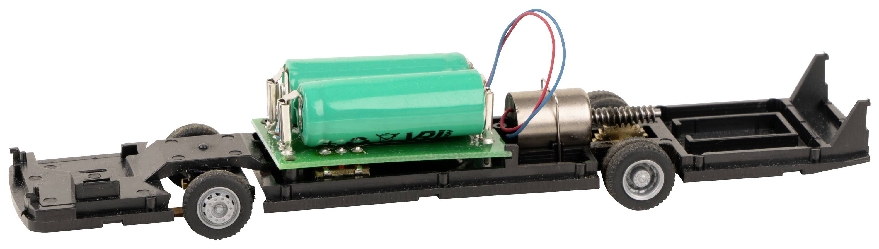 Modèle d'un châssis de voiture avec batteries vertes, moteur électrique et câbles, montrant les détails de construction fondamentaux pour les véhicules.