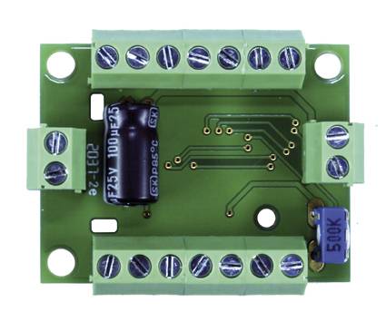 Une carte électronique verte avec plusieurs connexions et un grand condensateur.