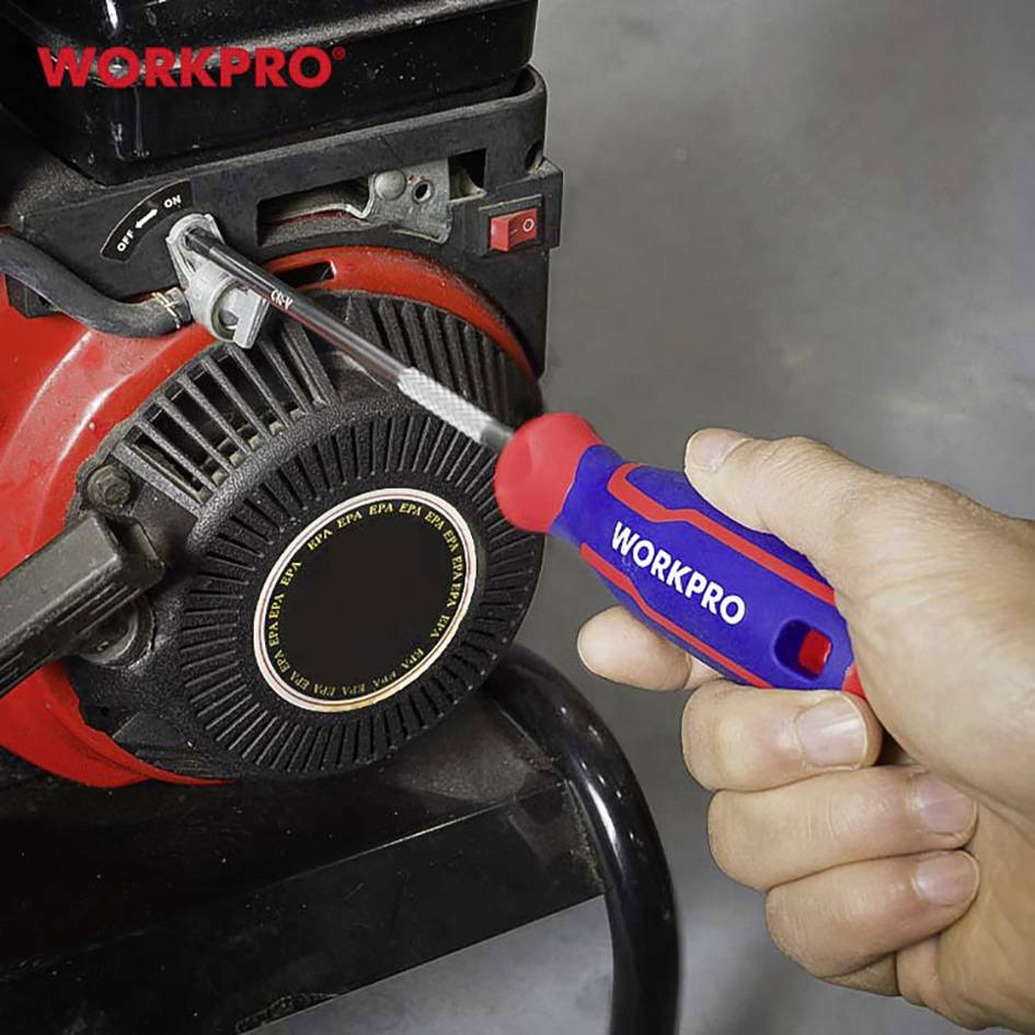Une main utilise un tournevis WORKPRO pour visser une vis sur un appareil rouge. En haut à gauche, on peut lire 'WORKPRO'.