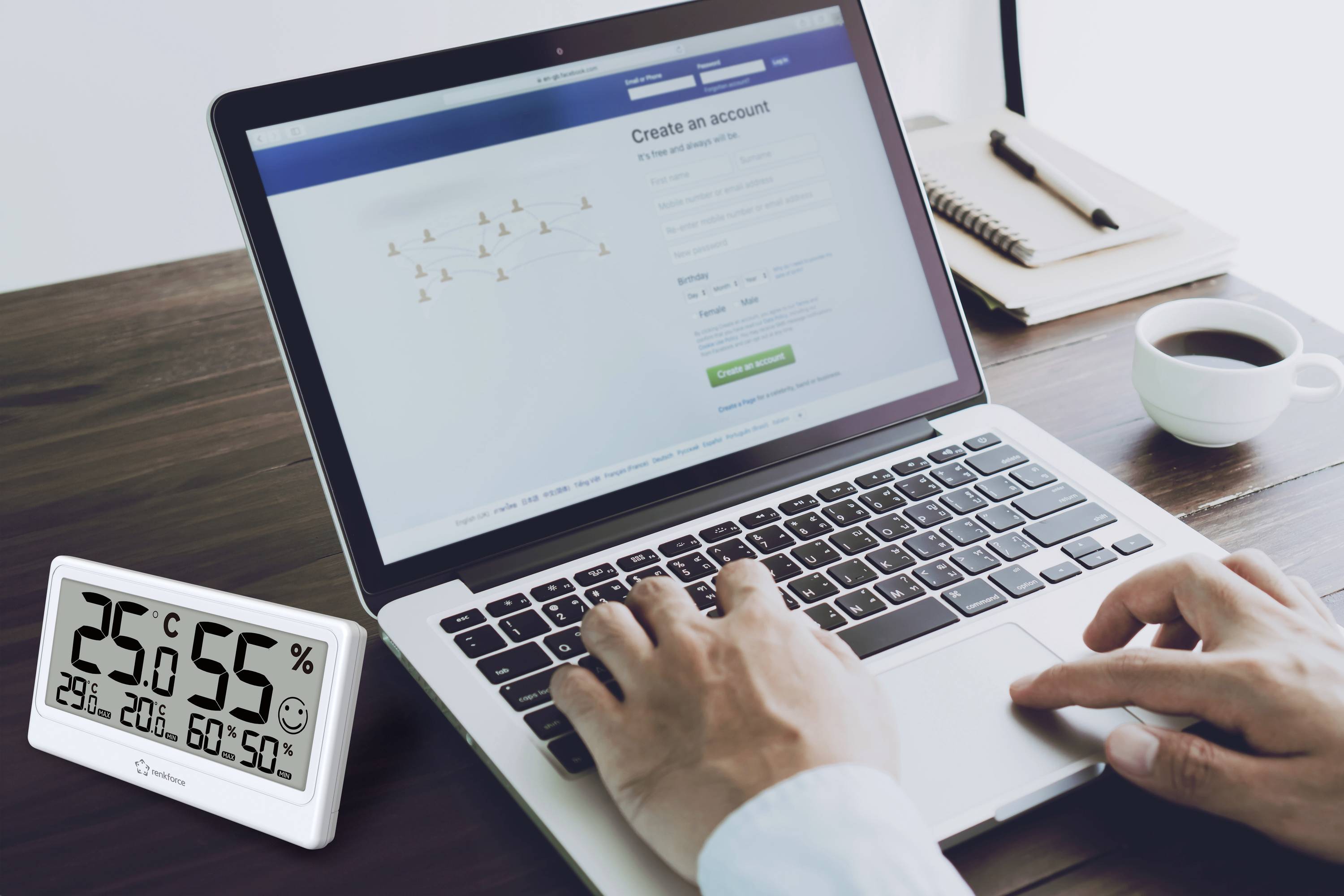 Un ordinateur portable affiche une page de création de compte. Une personne est en train de saisir, à côté se trouve un thermomètre indiquant 25°C et 55% d'humidité.