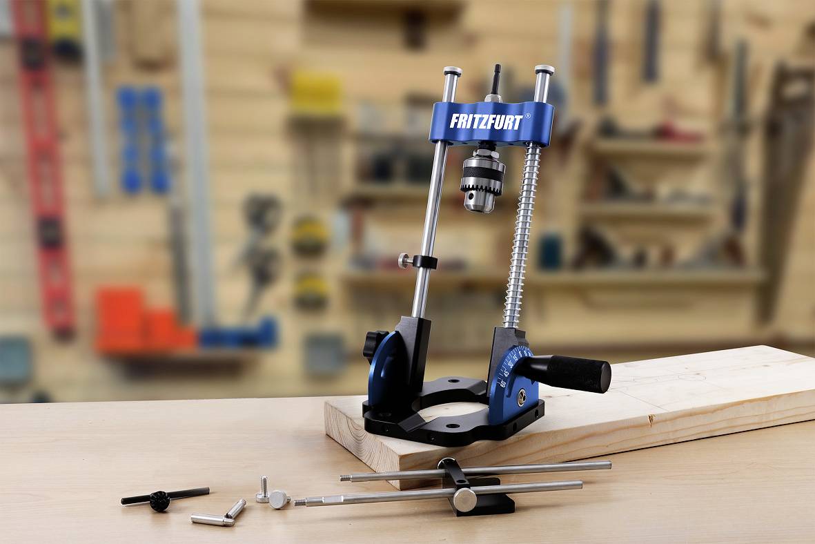 Étau et accessoires sur l'établi, avec des étagères d'atelier floues en arrière-plan.